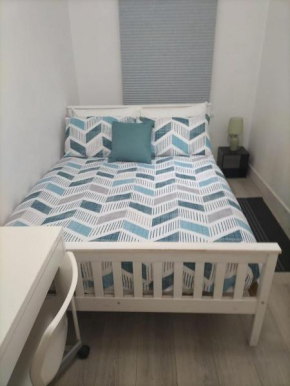 Comfortable Double Bed Located near City Centre, suitable for Contractors Health Care Professionals or long business stays in Coventry or delightful holidays in Coventry or within the West Midlands ar